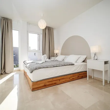 Nirvana - Luxury With Heated Pool Semesterbostad *