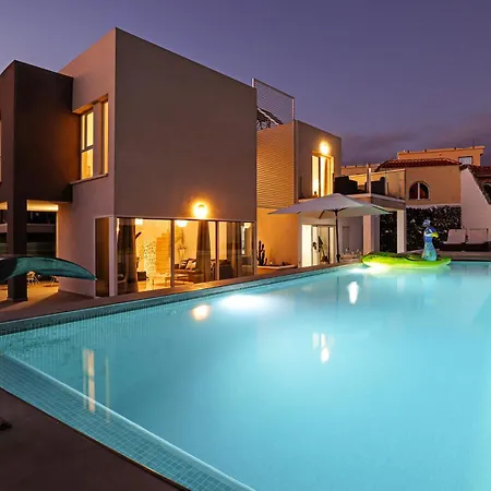 Holiday home Nirvana - Luxury With Heated Pool *